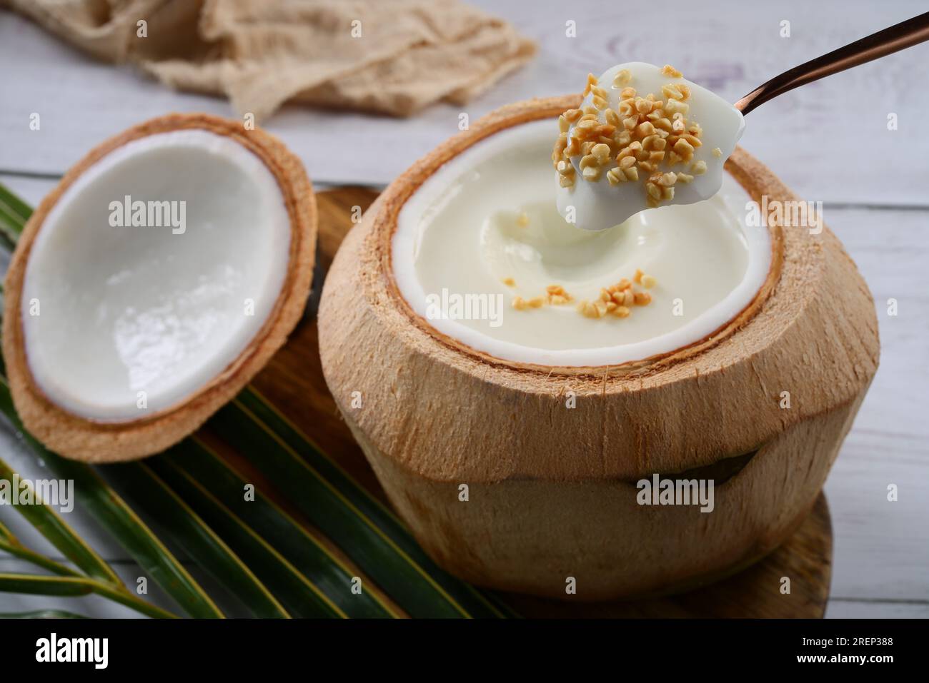 Gelatina di cocco in ciotola di cocco, agar agar di cocco Foto Stock