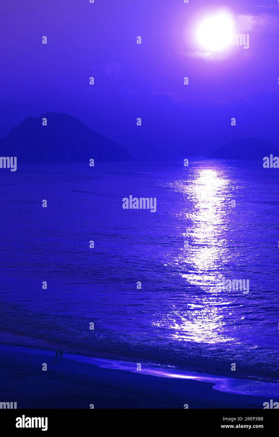 Pop art stile surreale di sole luminoso che sorge sul mare in un colore blu ultramarino Foto Stock