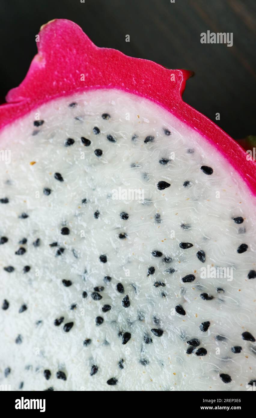 Primo piano del tagliato di frutta fresca matura del drago in una texture mezza succosa Foto Stock