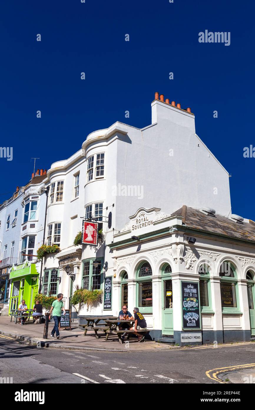 Esterno del Royal Sovereign pub, gente che beve all'aperto in una giornata di sole, Brighton, East Sussex, Inghilterra Foto Stock
