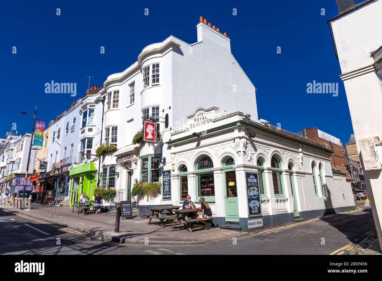 Esterno del Royal Sovereign pub, gente che beve all'aperto in una giornata di sole, Brighton, East Sussex, Inghilterra Foto Stock