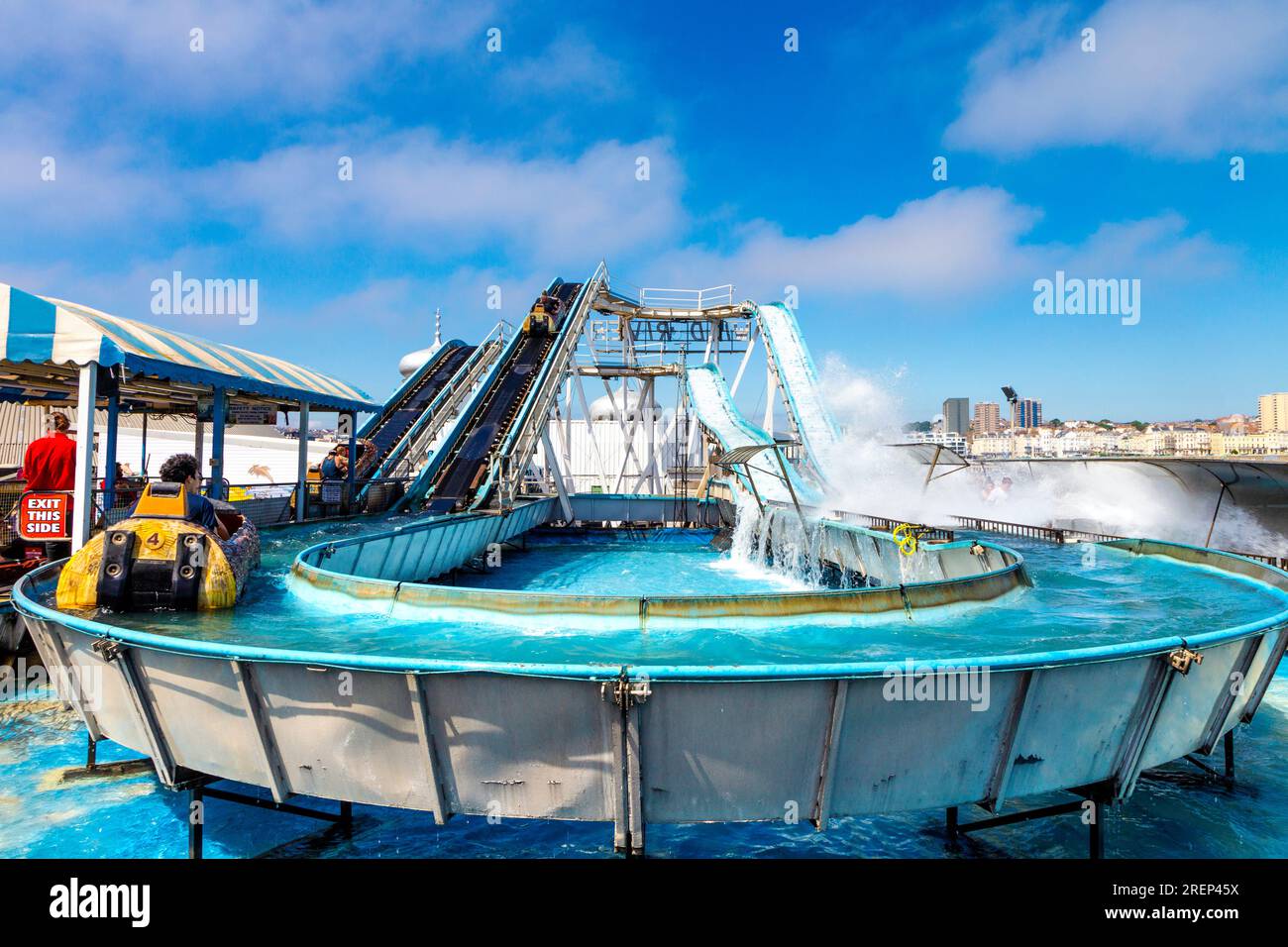 Giro sulla costa d'acqua dei tronchi di legno del Wild River presso il parco divertimenti Brighton Palace Pier, Brighton, East Sussex, Inghilterra Foto Stock