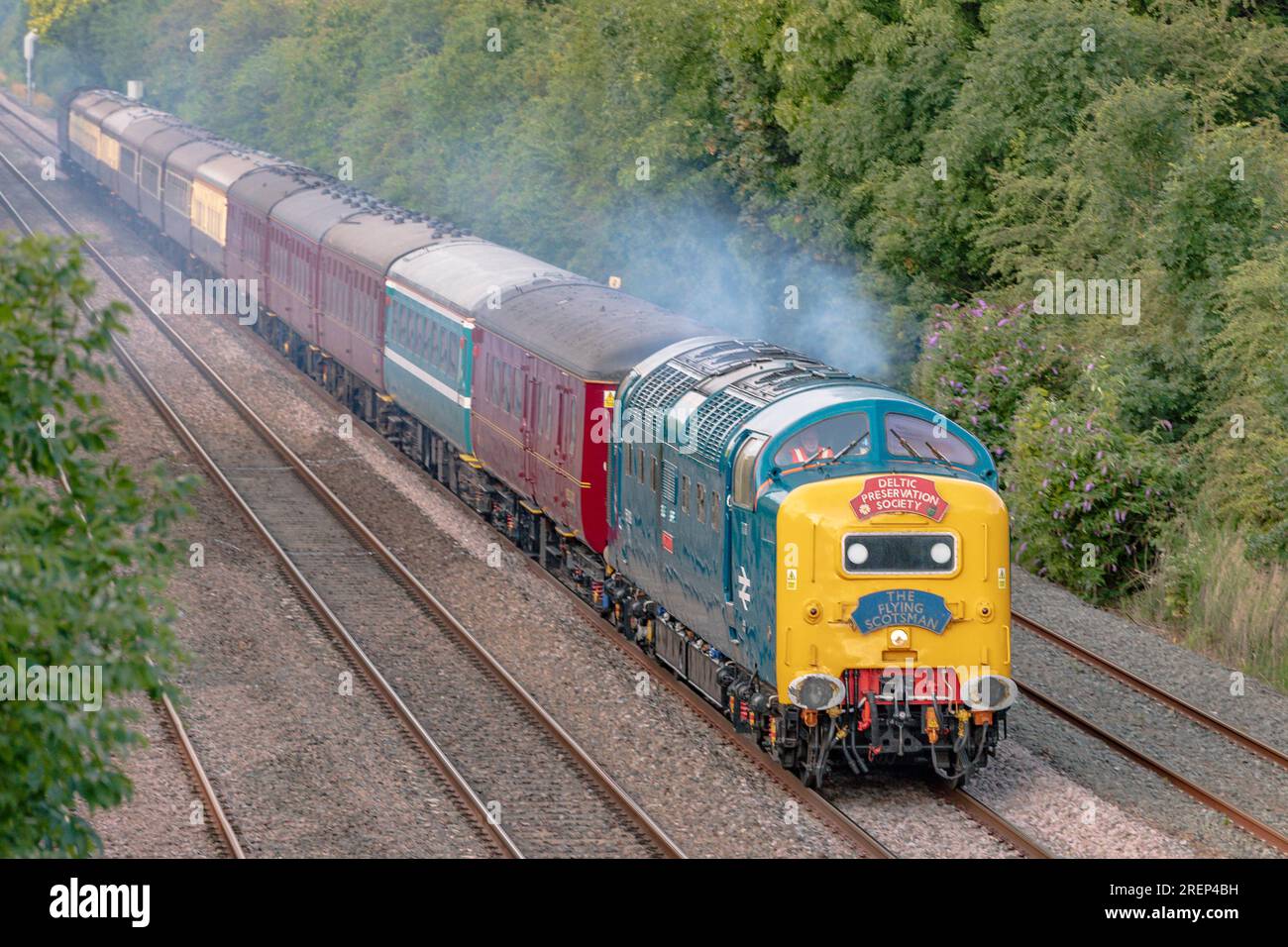Sunnyhill Derby Regno Unito 29 luglio 2023: Una locomotiva diesel Express d'epoca Classe 55 Deltic su un treno speciale per escursioni a Londra Kings Croiss Foto Stock