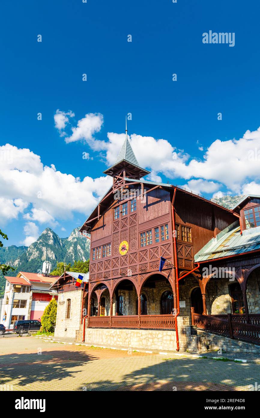Architettura tradizionale rumena, ornata, Centro culturale Aurel Stroe in legno, Busteni, Monti Bucegi, Romania Foto Stock