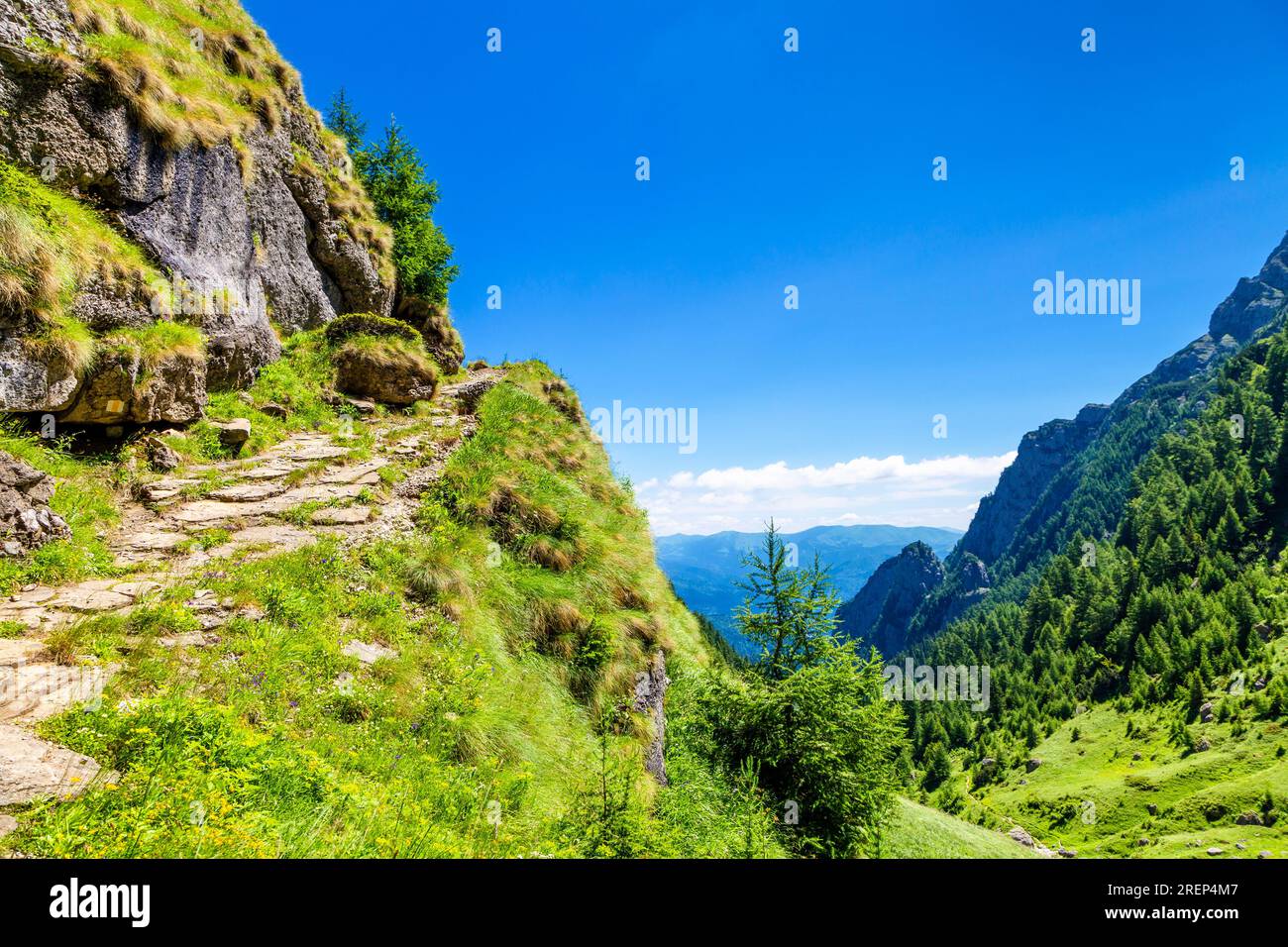 Sentiero di alpinismo da Busteni al picco Omu attraverso la valle di Râul Valea Priponului, i monti Bucegi, Romania Foto Stock