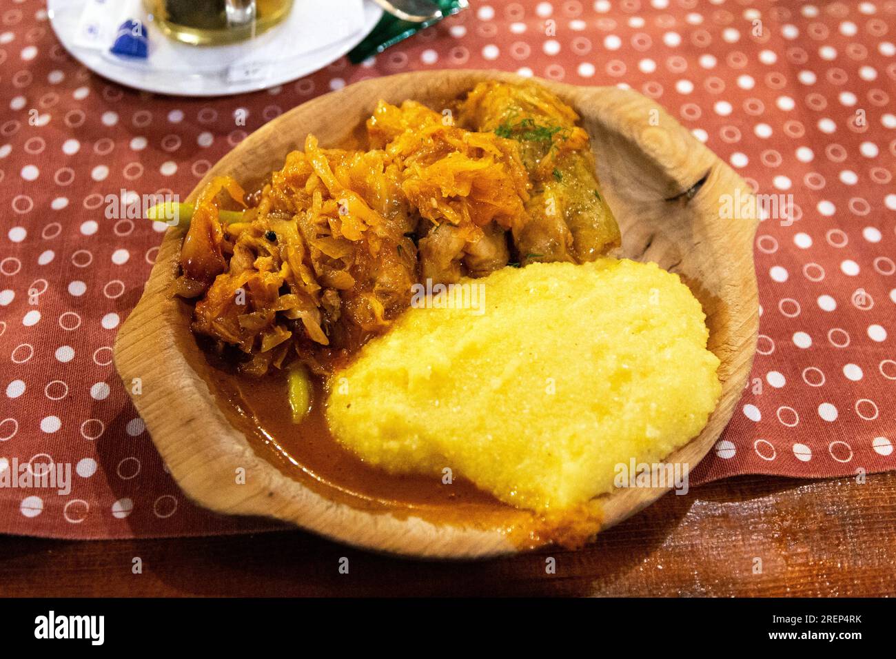 Carne macinata in panini di cavolo (sarmale) con polenta, cibo tradizionale rumeno, a Casa Magica, Busteni, Romania Foto Stock