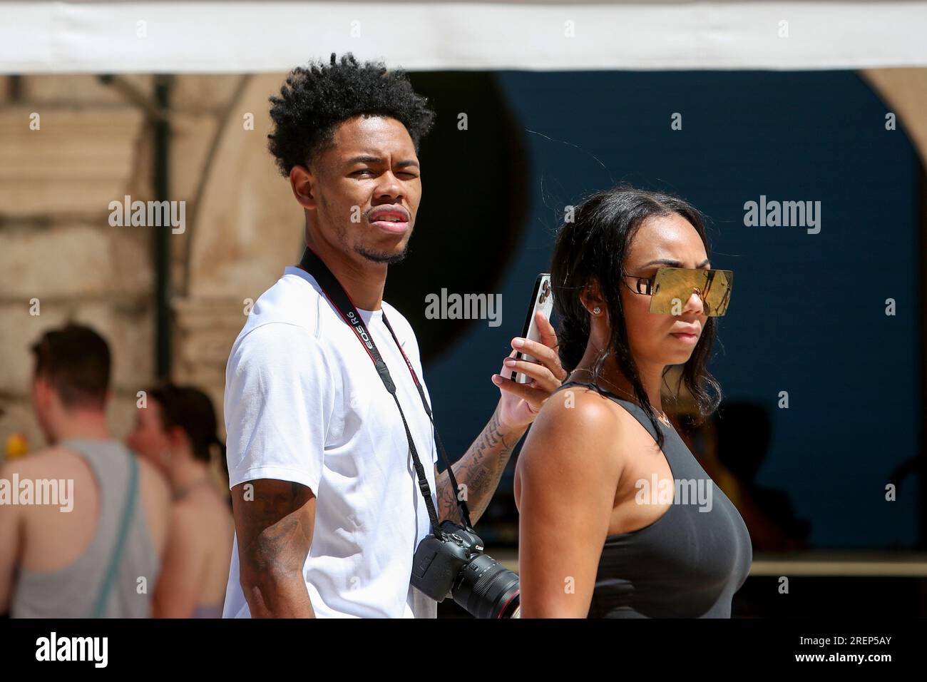 Dubrovnik, Croazia. 29 luglio 2023. Il giocatore di basket dei Portland Trail Blazers Anfernee Simons ha camminato lungo Stradun con la sua ragazza Bre Hudson a Dubrovnik, Croazia, il 29 luglio 2023. Foto: Sime Zelic/PIXSELL credito: Pixsell/Alamy Live News Foto Stock