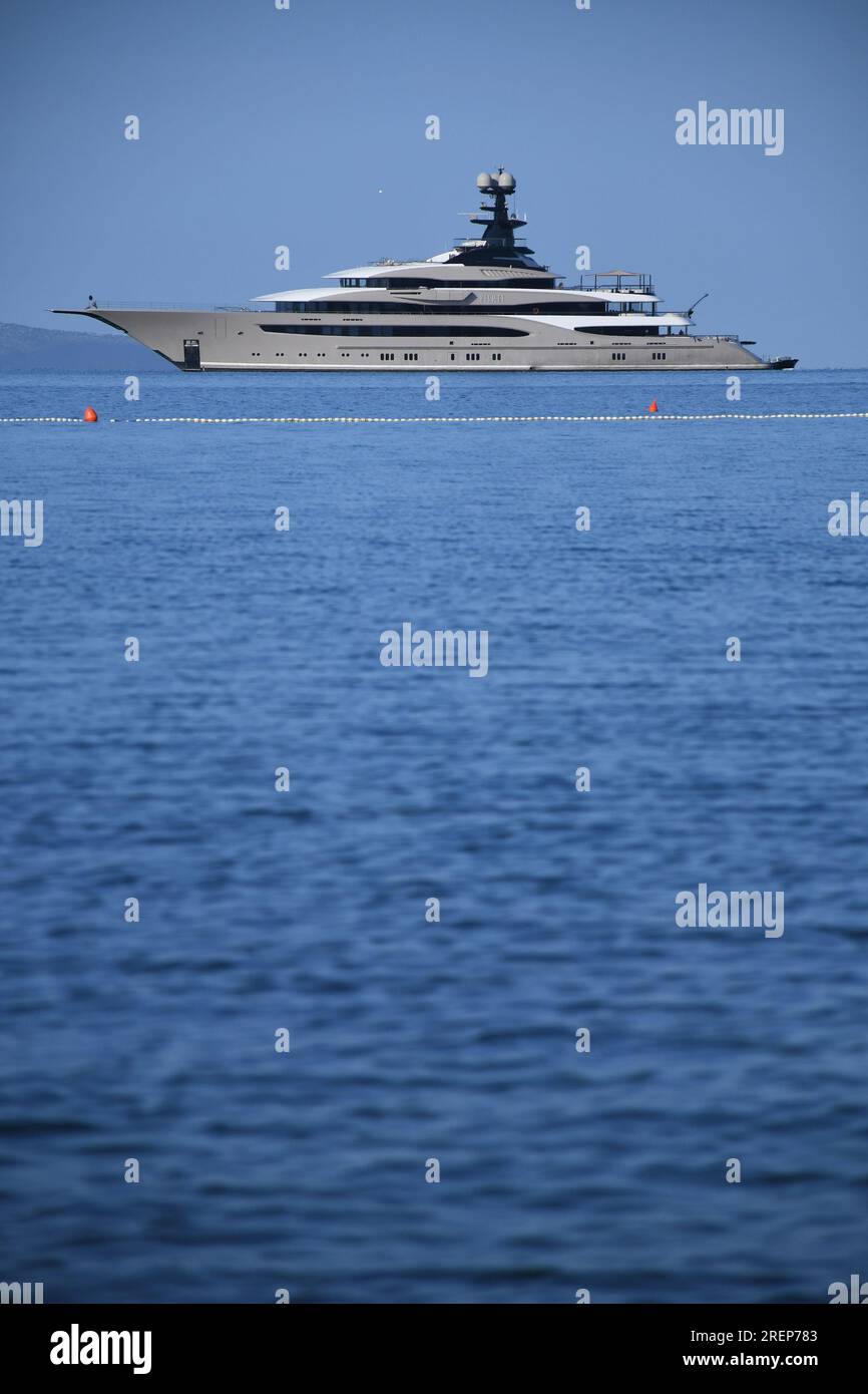 Vir, Croazia. 29 luglio 2023. Il grande yacht di lusso Kismet salpò nell'area acquatica di Vir, in Croazia, il 29 luglio 2023. Lo yacht vale 200 milioni di dollari ed è di proprietà dell'uomo d'affari pakistano-americano Shahid Khan. Questo yacht lungo 95,2 metri è stato costruito nel 2014 presso il cantiere di Lurssen. Una settimana di navigazione su questa nave ammonta a 1,2 milioni di euro senza costi aggiuntivi. Foto: Damir Spehar/PIXSELL credito: Pixsell/Alamy Live News Foto Stock