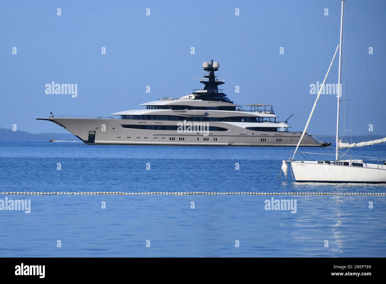 Vir, Croazia. 29 luglio 2023. Il grande yacht di lusso Kismet salpò nell'area acquatica di Vir, in Croazia, il 29 luglio 2023. Lo yacht vale 200 milioni di dollari ed è di proprietà dell'uomo d'affari pakistano-americano Shahid Khan. Questo yacht lungo 95,2 metri è stato costruito nel 2014 presso il cantiere di Lurssen. Una settimana di navigazione su questa nave ammonta a 1,2 milioni di euro senza costi aggiuntivi. Foto: Damir Spehar/PIXSELL credito: Pixsell/Alamy Live News Foto Stock