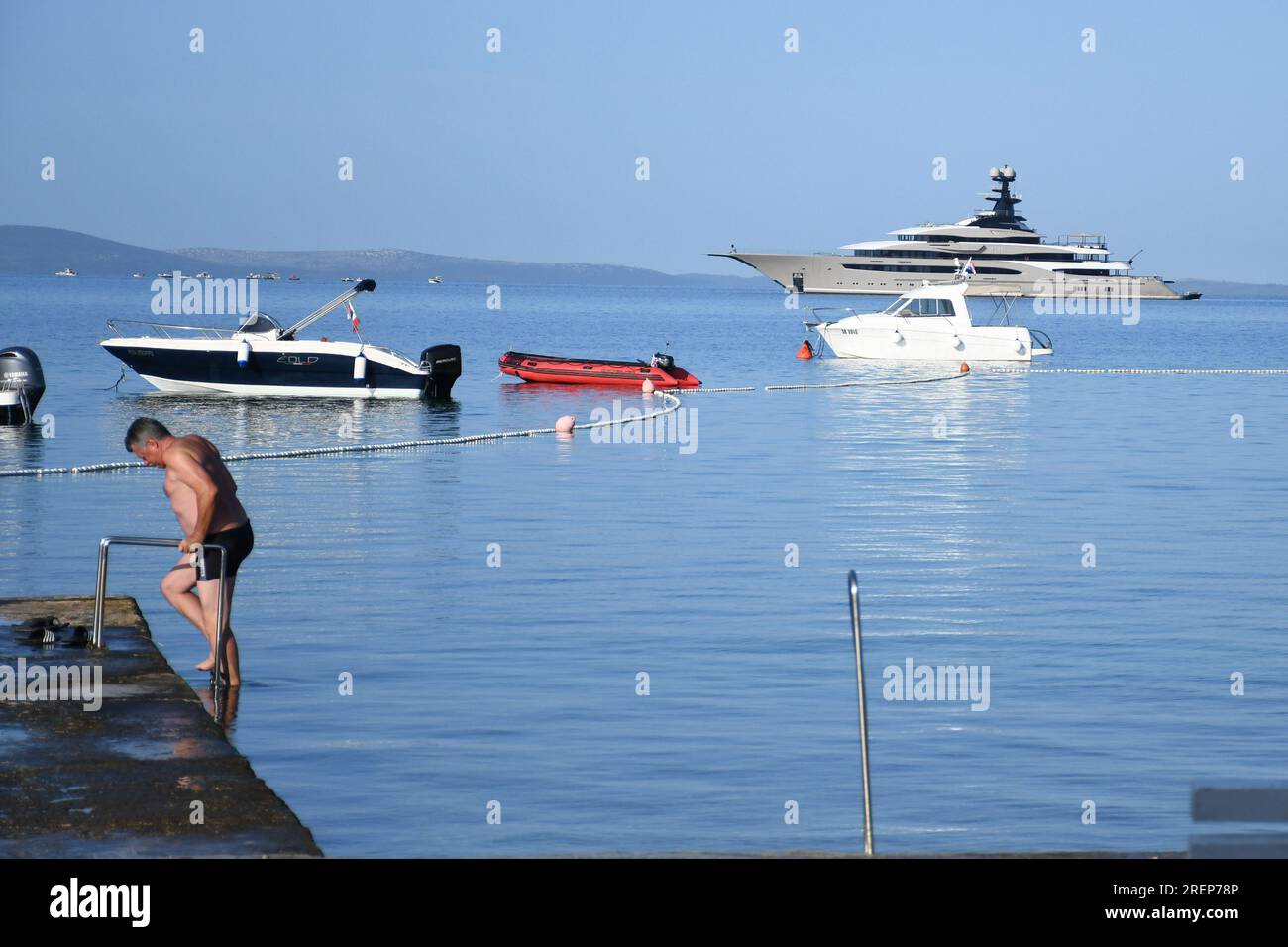 Vir, Croazia. 29 luglio 2023. Il grande yacht di lusso Kismet salpò nell'area acquatica di Vir, in Croazia, il 29 luglio 2023. Lo yacht vale 200 milioni di dollari ed è di proprietà dell'uomo d'affari pakistano-americano Shahid Khan. Questo yacht lungo 95,2 metri è stato costruito nel 2014 presso il cantiere di Lurssen. Una settimana di navigazione su questa nave ammonta a 1,2 milioni di euro senza costi aggiuntivi. Foto: Damir Spehar/PIXSELL credito: Pixsell/Alamy Live News Foto Stock