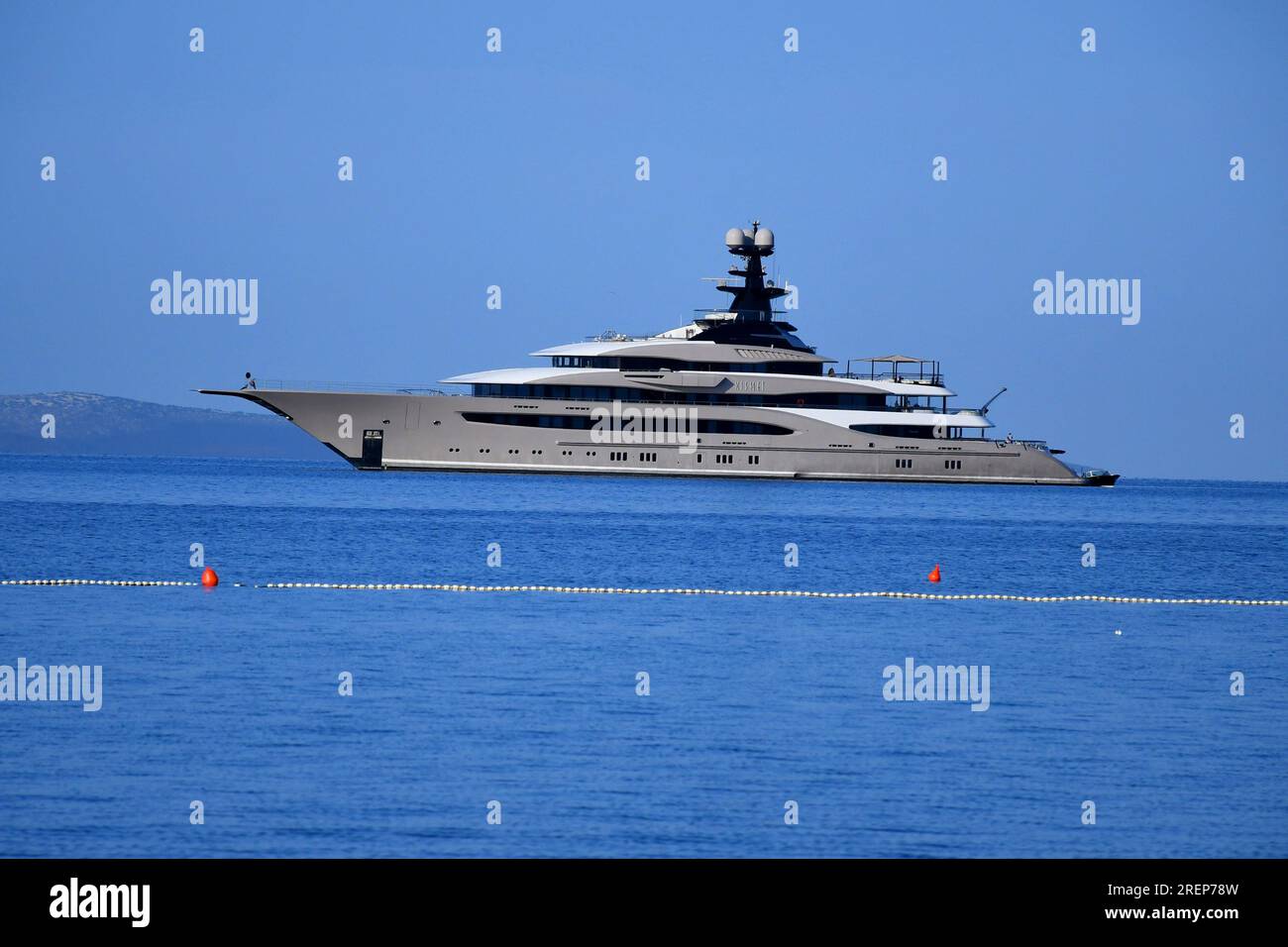 Vir, Croazia. 29 luglio 2023. Il grande yacht di lusso Kismet salpò nell'area acquatica di Vir, in Croazia, il 29 luglio 2023. Lo yacht vale 200 milioni di dollari ed è di proprietà dell'uomo d'affari pakistano-americano Shahid Khan. Questo yacht lungo 95,2 metri è stato costruito nel 2014 presso il cantiere di Lurssen. Una settimana di navigazione su questa nave ammonta a 1,2 milioni di euro senza costi aggiuntivi. Foto: Damir Spehar/PIXSELL credito: Pixsell/Alamy Live News Foto Stock