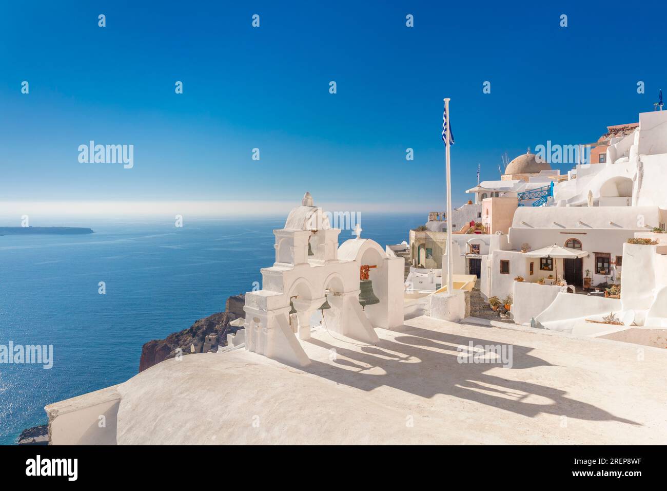 Famosa Santorini, Oia, Grecia. Composizione minimalista architettura tradizionale dell'isola di Santorini. Archi bianchi con cupole sullo sfondo o Foto Stock
