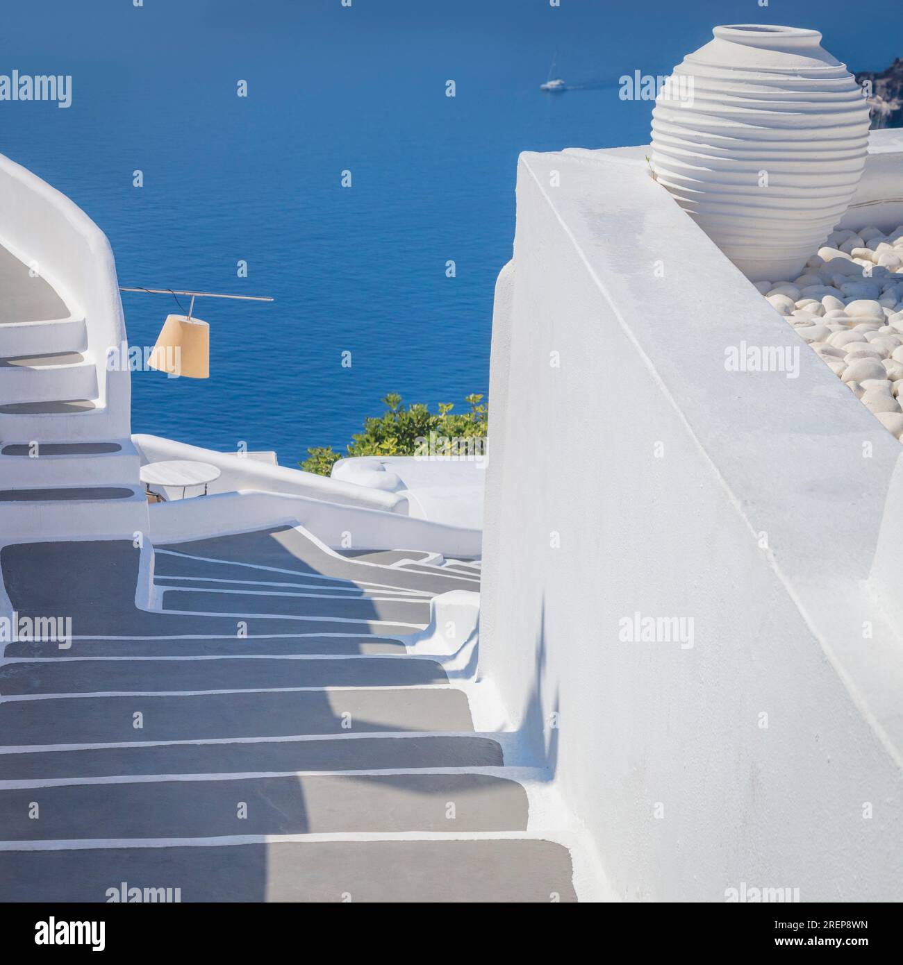 Grecia, isola di Santorini, Oia - architettura bianca di una strada stretta, scalini che conducono al mare. Isole greche, Santorini, vacanza europea Foto Stock