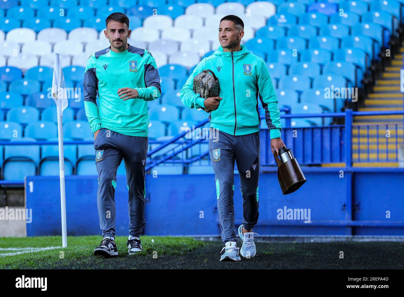 Sheffield, Regno Unito. 29 luglio 2023. Mercoledì il difensore Pol Valentin e Sheffield mercoledì Juan Delgado arrivano davanti all'amichevole pre-stagionale dello Sheffield Wednesday FC vs Luton Town FC all'Hillsborough Stadium, Sheffield, Regno Unito il 29 luglio 2023 credito: Every Second Media/Alamy Live News Foto Stock