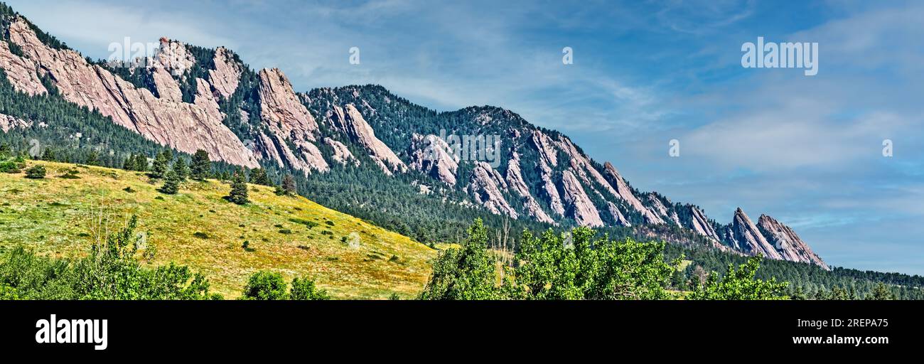 Flatirons panaroma da Doudy Draw Trail Head, Eldorado Springs, Colorado Foto Stock