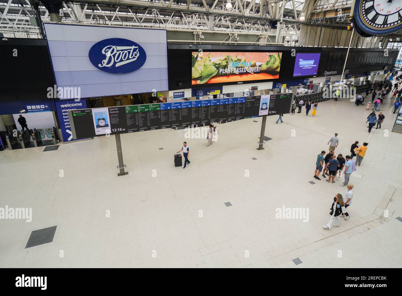 Londra Regno Unito. 29 luglio 2023 i passeggeri della stazione di Waterloo si trovano ad affrontare problemi di viaggio con servizi ridotti all'inizio di uno sciopero di 3 giorni, in quanto membri della RMT rinunciano a una disputa retributiva in corso. Credit amer ghazzal/Alamy Live News Foto Stock