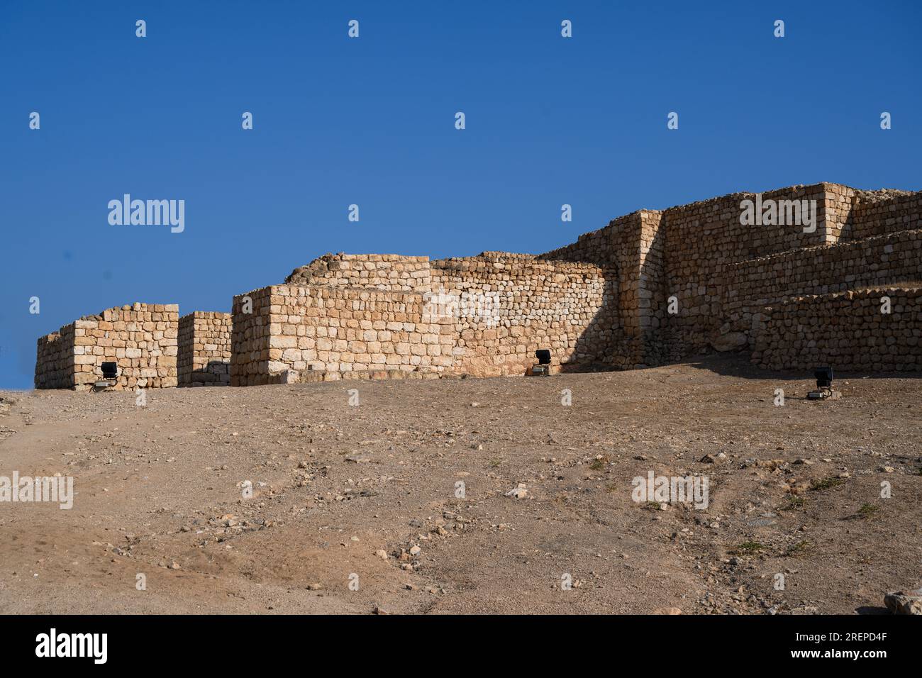 Una foto delle mura in mattoni del sito di scavo del Parco Archeologico di Sumhuram. Foto Stock