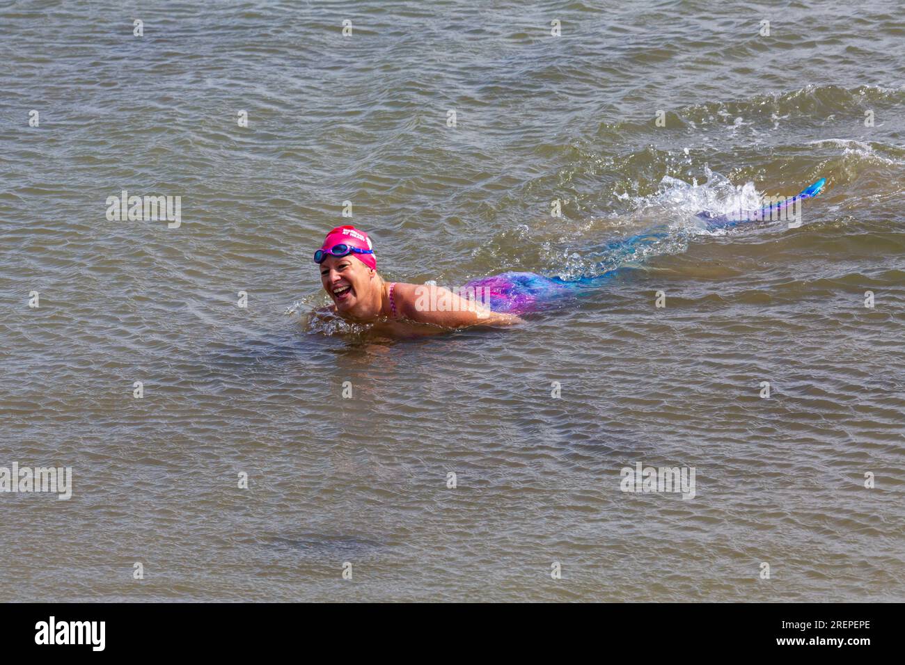 Swanage, Dorset UK. 29 luglio 2023. Meteo del Regno Unito: Sole e brezza a Swanage mentre i visitatori si dirigono verso il mare per sfruttare al meglio il caldo clima soleggiato. Sirena che nuota nel mare. Crediti: Carolyn Jenkins/Alamy Live News Foto Stock