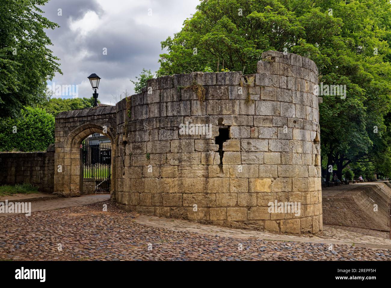 La porta Postern in rovina dell'abbazia di St Mary ai margini dei Museum Gardens nella città di York, in Inghilterra. Foto Stock