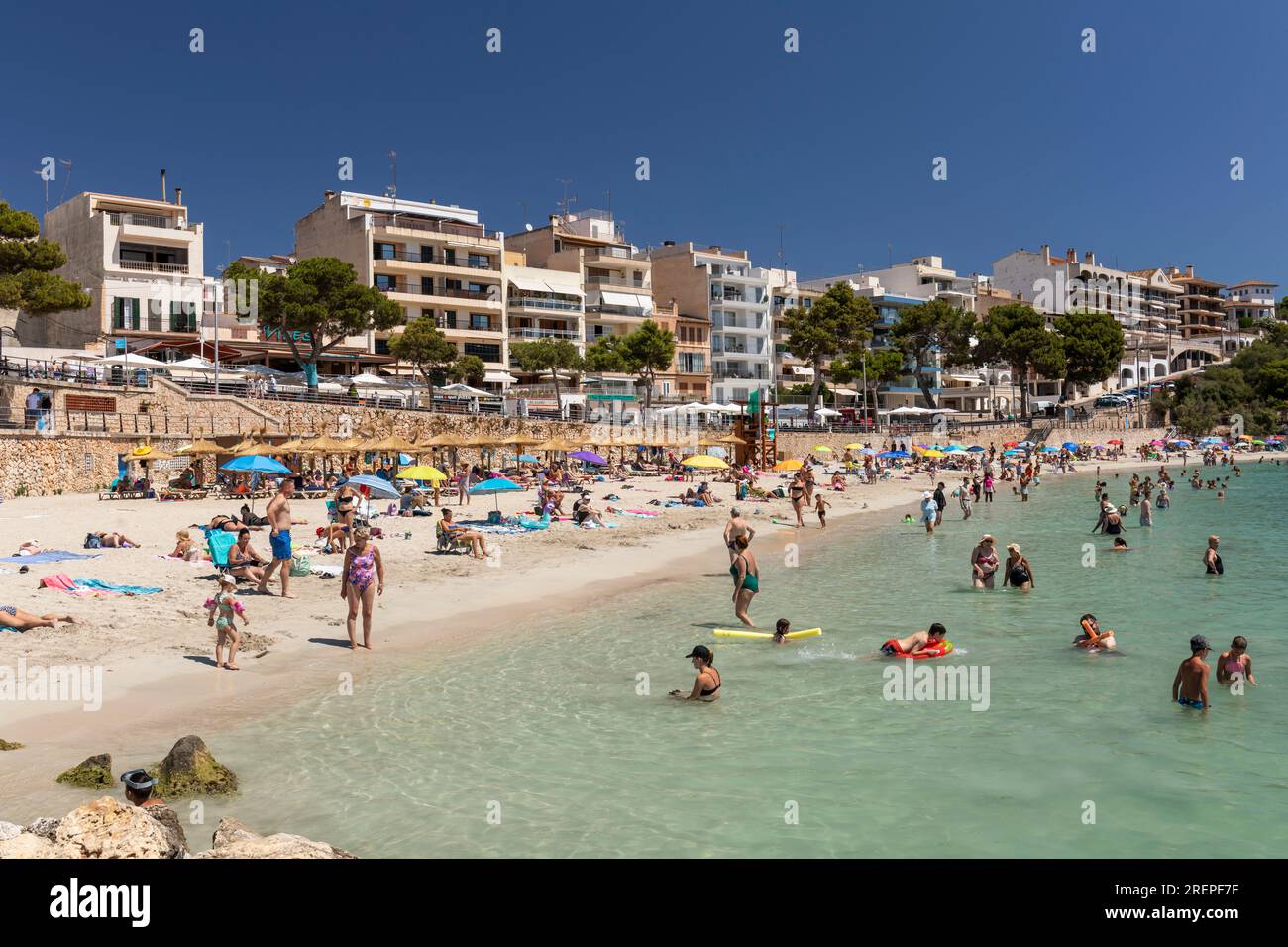 Spiaggia di Porto Cristo con sabbia fine e dorata e acque poco profonde. Porto Cristo, Maiorca (Maiorca), Isole Baleari, Spagna. Europa Foto Stock