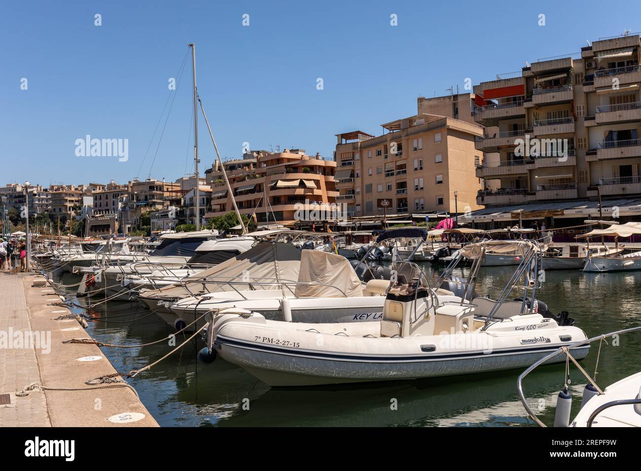 Pittoresca passeggiata di Porto Cristo accanto al porto pieno di barche, Porto Cristo Maiorca, (Maiorca), Isole Baleari, Spagna, Europa Foto Stock