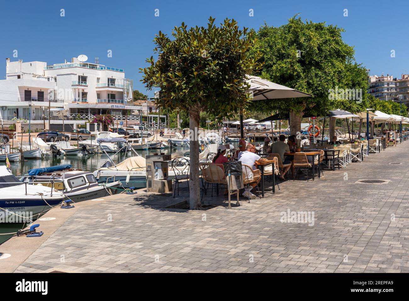 Pittoresca passeggiata di Porto Cristo accanto al porto costeggiato da ristoranti e caffetterie, Porto Cristo Maiorca (Maiorca), Isole Baleari, Spagna. Foto Stock