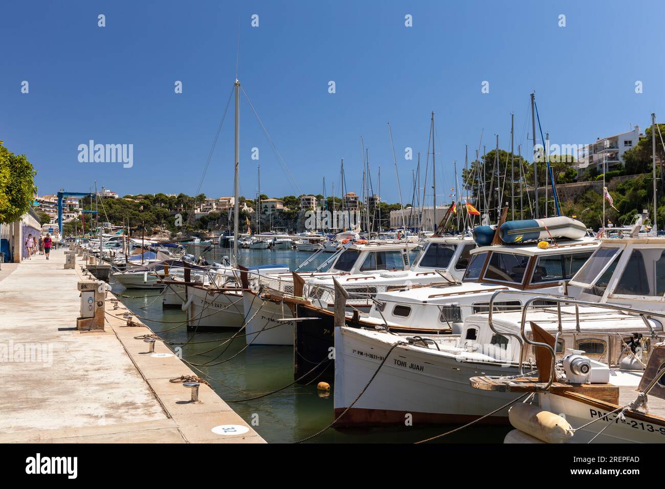 Pittoresca passeggiata di Porto Cristo accanto al porto pieno di barche, Porto Cristo Maiorca, (Maiorca), Isole Baleari, Spagna, Europa Foto Stock