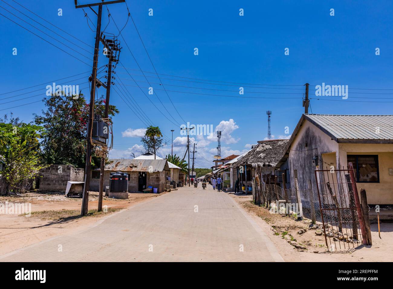 Vanga Town, la città più meridionale del Kenya. Si tratta di un insediamento costiero di pesca che rimane intatto dal turismo. La città stessa è solo accessibile Foto Stock