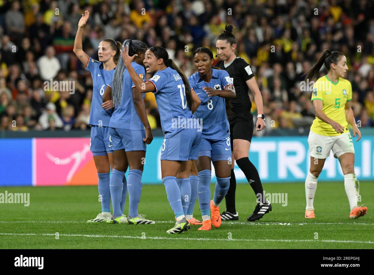 29 luglio 2023; Brisbane Stadium, Brisbane, Queensland, Australia: FIFA Women World Cup Group F Football, Francia contro Brasile; Selma Bacha di Francia organizza il muro difensivo con il suo portiere Foto Stock