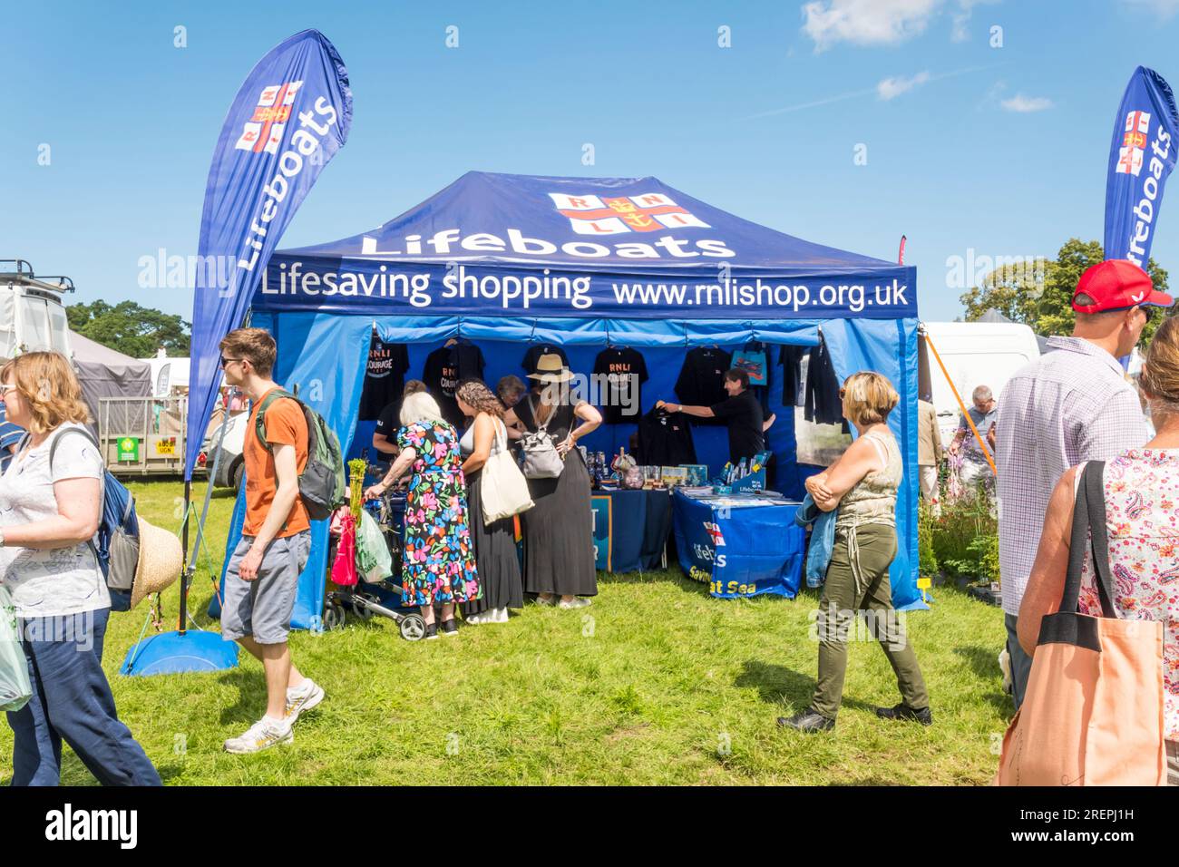 Tenda che vende merce RNLI per raccogliere fondi al Sandringham Flower Show. Foto Stock