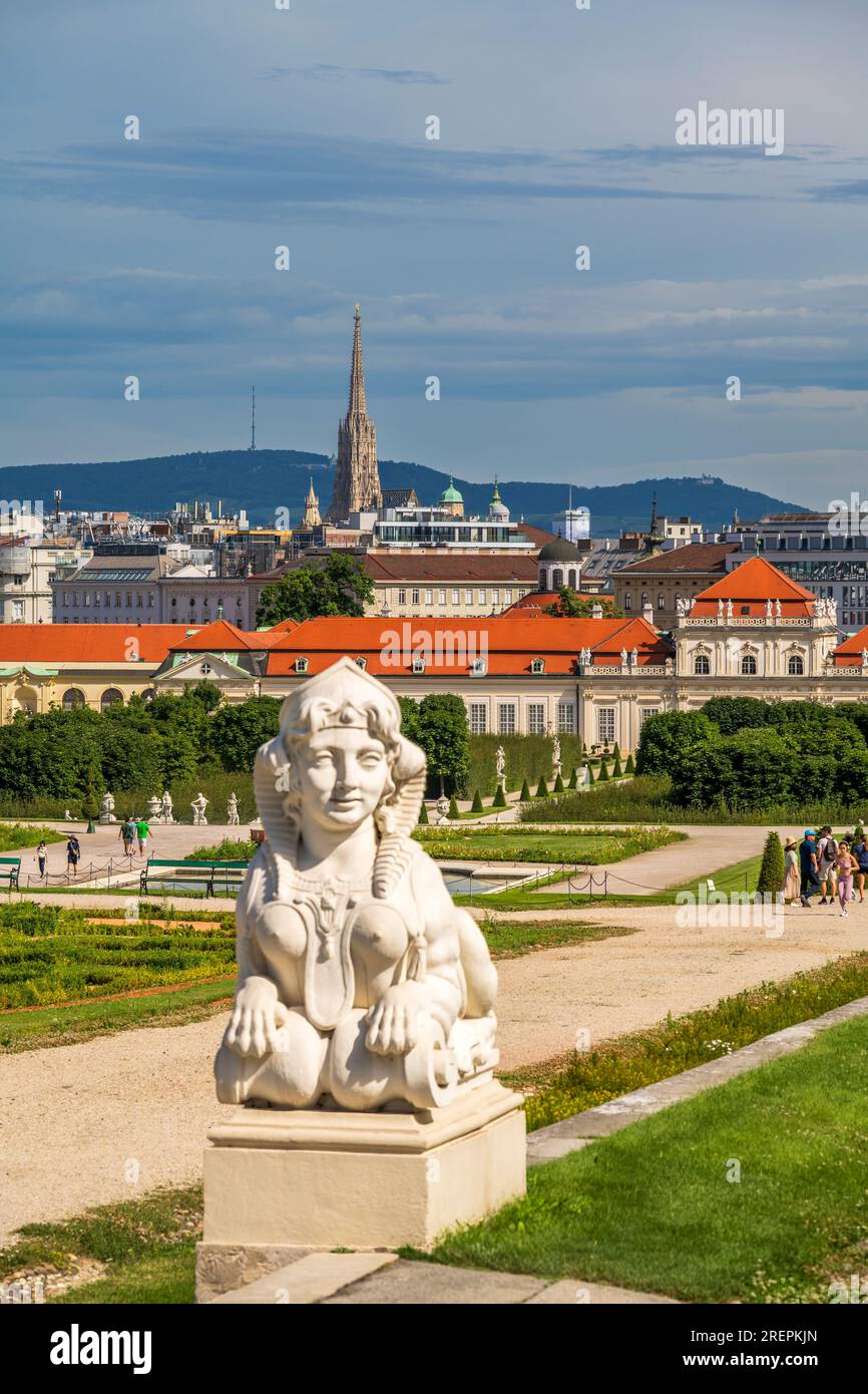 Edificio storico del Belvedere e skyline della città dietro , Vienna, Austria Foto Stock