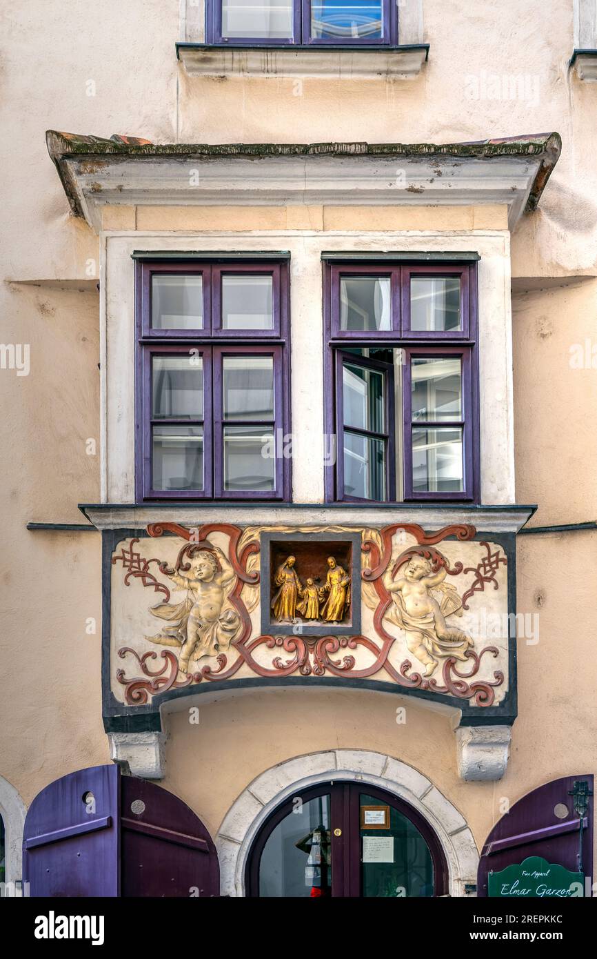 Statue dorate di Maria, Giuseppe e Gesù all'interno di una nicchia con putrelli che adornano la facciata di un edificio storico di Vienna, Austria Foto Stock