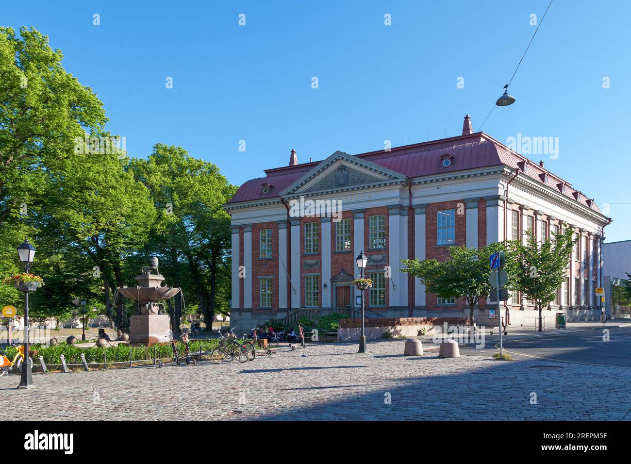 Turku, Finlandia - 21 giugno 2019: La Bibliotheca è una biblioteca costruita in stile neo-classico nel 1903 vicino alla cattedrale di Turku. Foto Stock