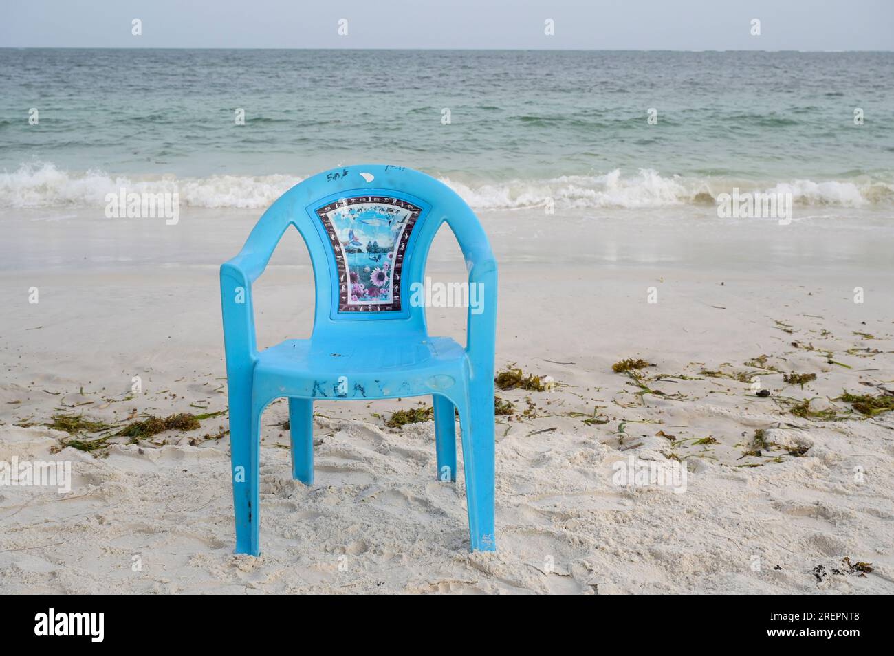 KENYA, Mombasa, turismo, spiaggia Oceano indiano, sedia di plastica per turisti in affitto / KENIA, Mombasa, Tourismus, Strand am indischen Ozean, Plastikstuhl für Touristen Foto Stock