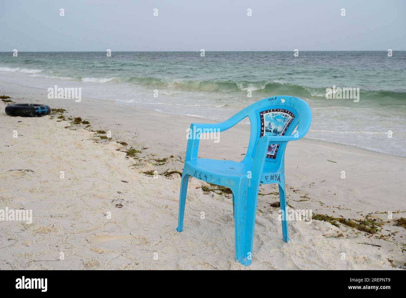 KENYA, Mombasa, turismo, spiaggia Oceano indiano, sedia di plastica per turisti in affitto / KENIA, Mombasa, Tourismus, Strand am indischen Ozean, Plastikstuhl für Touristen Foto Stock