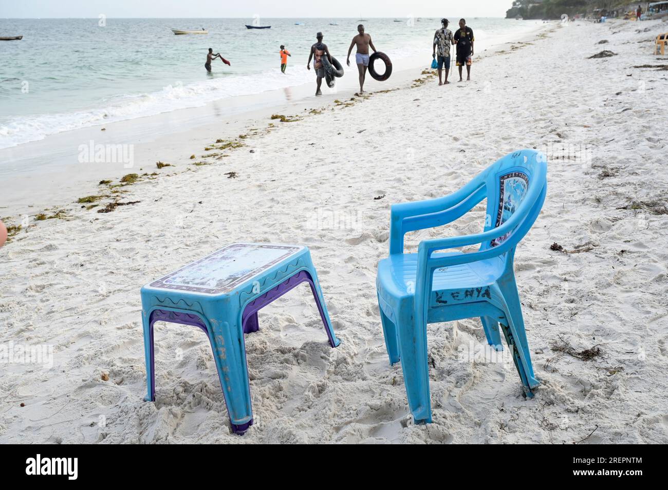 KENYA, Mombasa, turismo, spiaggia Oceano indiano, sedia di plastica per turisti in affitto / KENIA, Mombasa, Tourismus, Strand am indischen Ozean, Plastikstuhl für Touristen Foto Stock