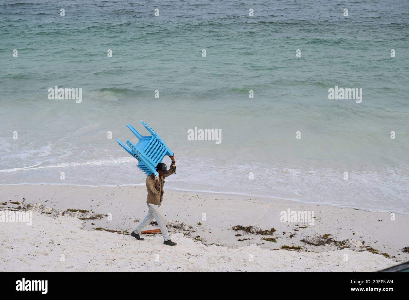 KENYA, Mombasa, turismo, spiaggia Oceano indiano, sedia di plastica per turisti in affitto / KENIA, Mombasa, Tourismus, Strand am indischen Ozean, Plastikstuhl für Touristen Foto Stock