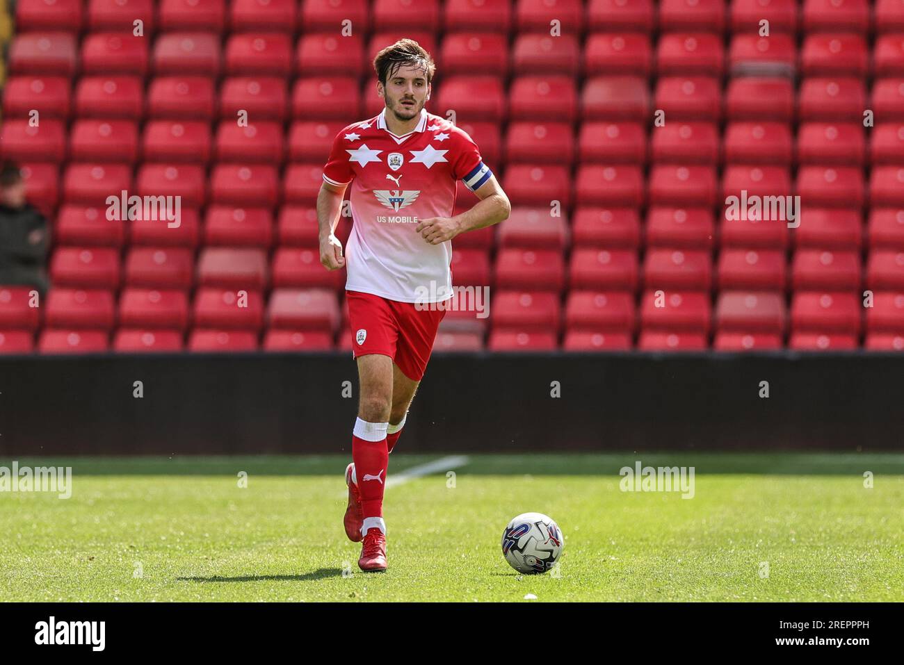 Liam Kitching n. 5 di Barnsley con la palla durante l'amichevole pre-stagionale Barnsley vs Crewe Alexandra a Oakwell, Barnsley, Regno Unito, 29 luglio 2023 (foto di Mark Cosgrove/News Images) Foto Stock