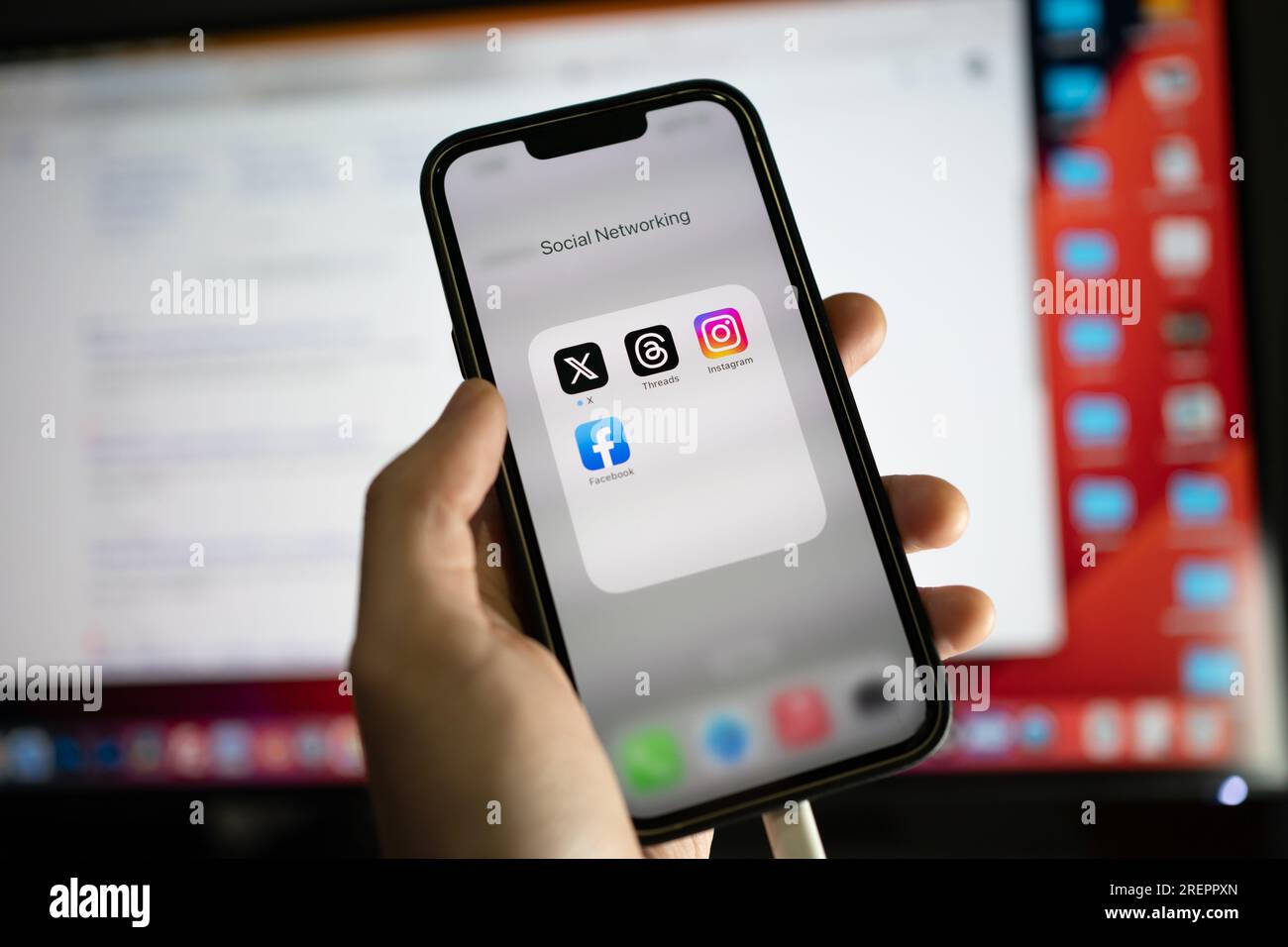 Bangkok, Thailandia - 29 luglio 2023 : iPhone 13 mostra il suo schermo con le app di social media più popolari, che sono X, Threads, Instagram e Facebook. Foto Stock