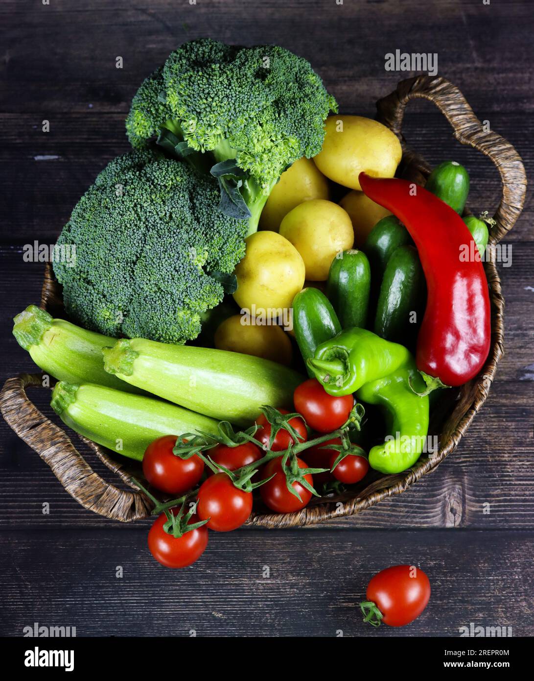 Primo piano di varie verdure crude in un cestino. Verdure fresche del mercato locale, prodotti da giardino, cibo pulito e concetto di dieta. Cibo biologico Foto Stock