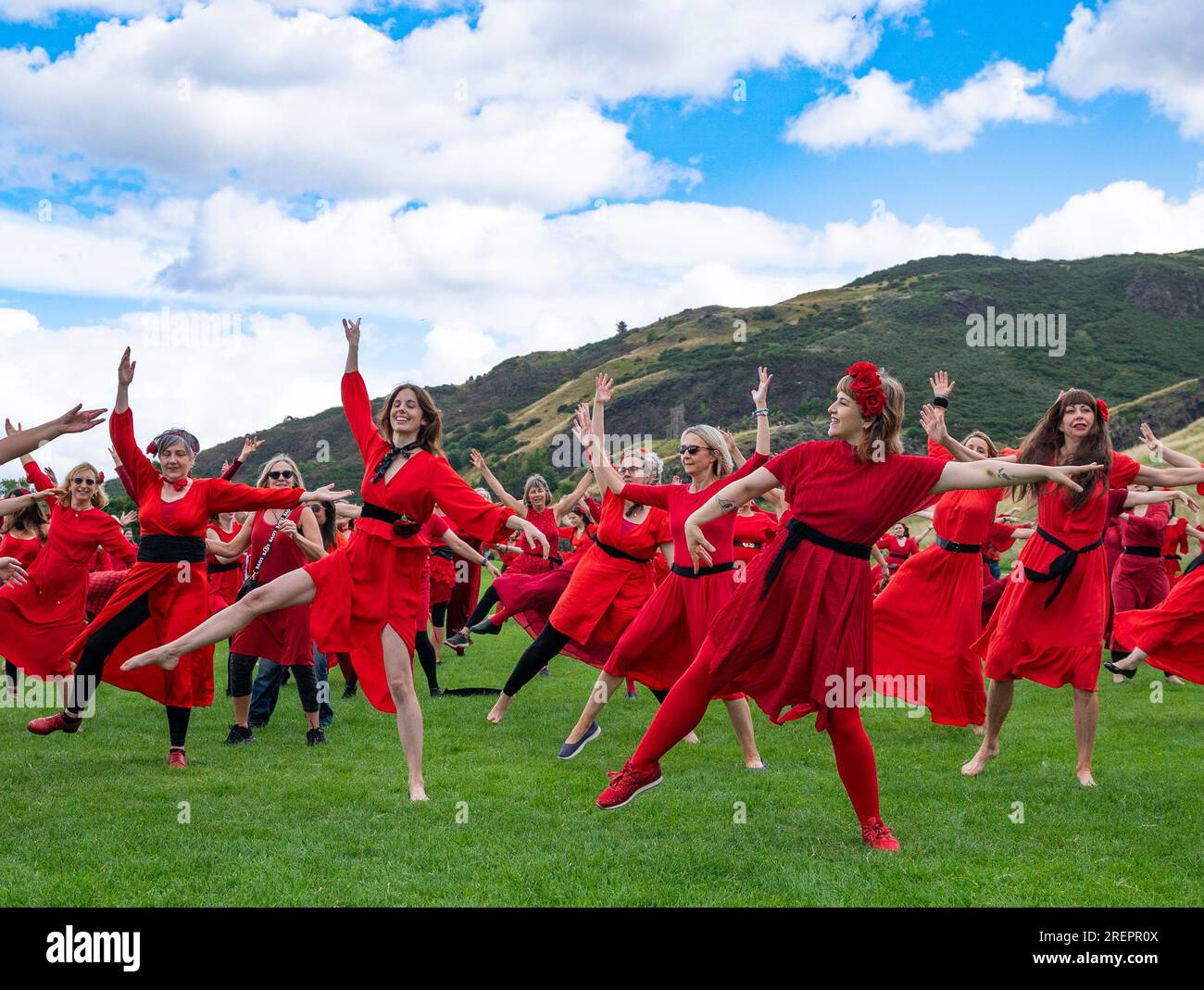 Edimburgo, Scozia, Regno Unito. 29 luglio 2023. Dozzine di donne con abiti rossi si riuniscono a Holyrood Park per ballare e celebrare l'annuale giornata delle alture tempestose di sempre, un tributo alla musica di Kate Bush. Iain Masterton/Alamy Live News Foto Stock