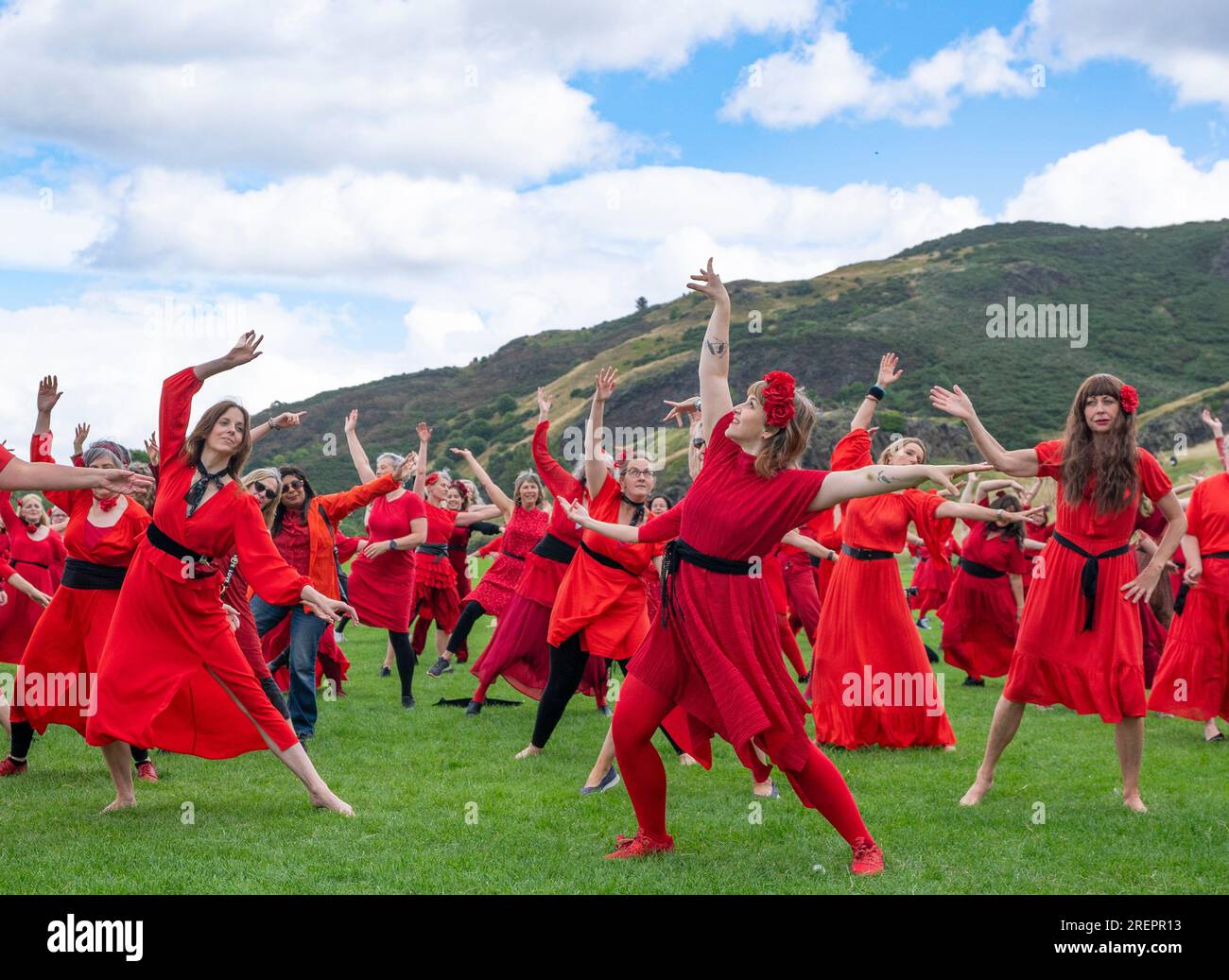 Edimburgo, Scozia, Regno Unito. 29 luglio 2023. Dozzine di donne con abiti rossi si riuniscono a Holyrood Park per ballare e celebrare l'annuale giornata delle alture tempestose di sempre, un tributo alla musica di Kate Bush. Iain Masterton/Alamy Live News Foto Stock