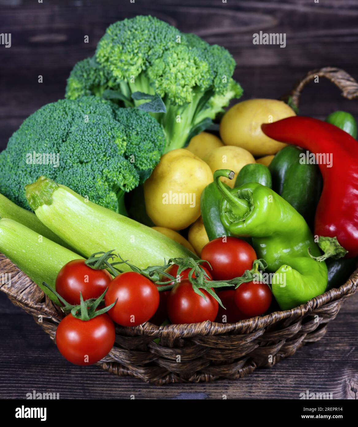 Primo piano di varie verdure crude in un cestino. Verdure fresche del mercato locale, prodotti da giardino, cibo pulito e concetto di dieta. Cibo biologico Foto Stock