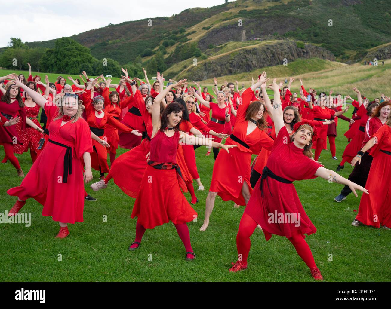 Edimburgo, Scozia, Regno Unito. 29 luglio 2023. Dozzine di donne con abiti rossi si riuniscono a Holyrood Park per ballare e celebrare l'annuale giornata delle alture tempestose di sempre, un tributo alla musica di Kate Bush. Iain Masterton/Alamy Live News Foto Stock