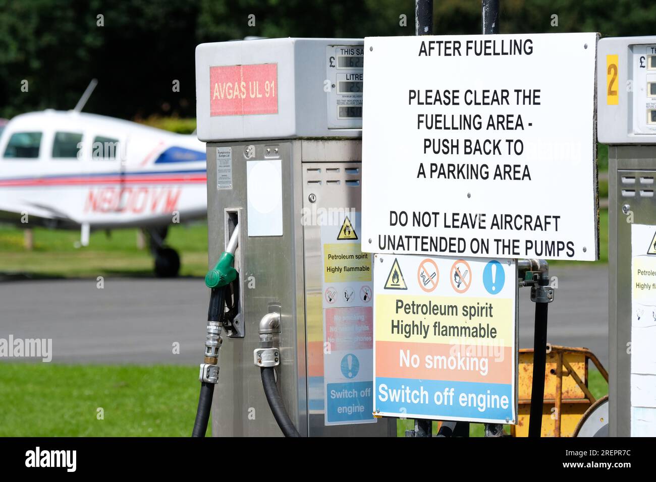 Pompe di combustibile per avioaeroporti con combustibile avgas UL91 Foto Stock