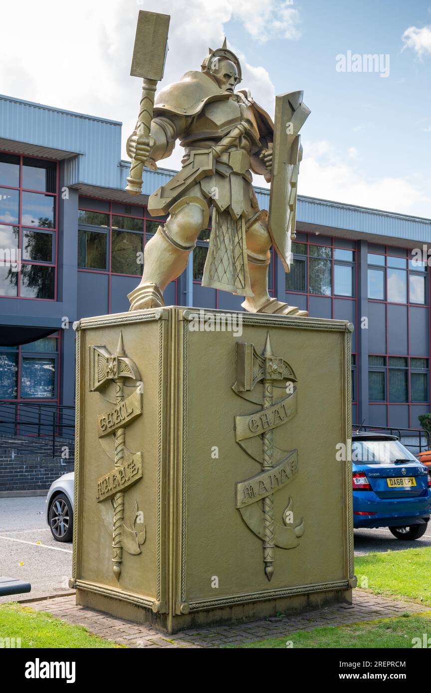 Statua all'esterno dell'edificio della sede centrale del Games Workshop Group a Nottingham Foto Stock