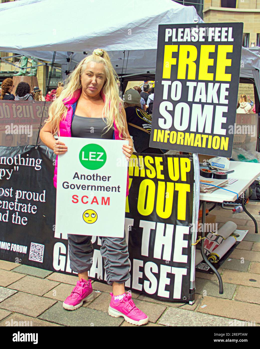 Glasgow, Scozia, Regno Unito 29 luglio 2023. Un imprenditore del centro città si lamenta che lez influenzerà la sua attività e le sue proteste. la protesta per la presentazione del nastro adesivo lez e freedom ticker ha visto i cuccioli britannici condurre una protesta contro la società senza contanti e le libertà personali, tra cui ulez sotto lo sguardo della statua del dewar di gordon sui gradini di buchanan nella sala da concerto reale e una presentazione personale dei tuoi diritti con la polizia la legge in via buchanan... Credit Gerard Ferry/Alamy Live News Foto Stock