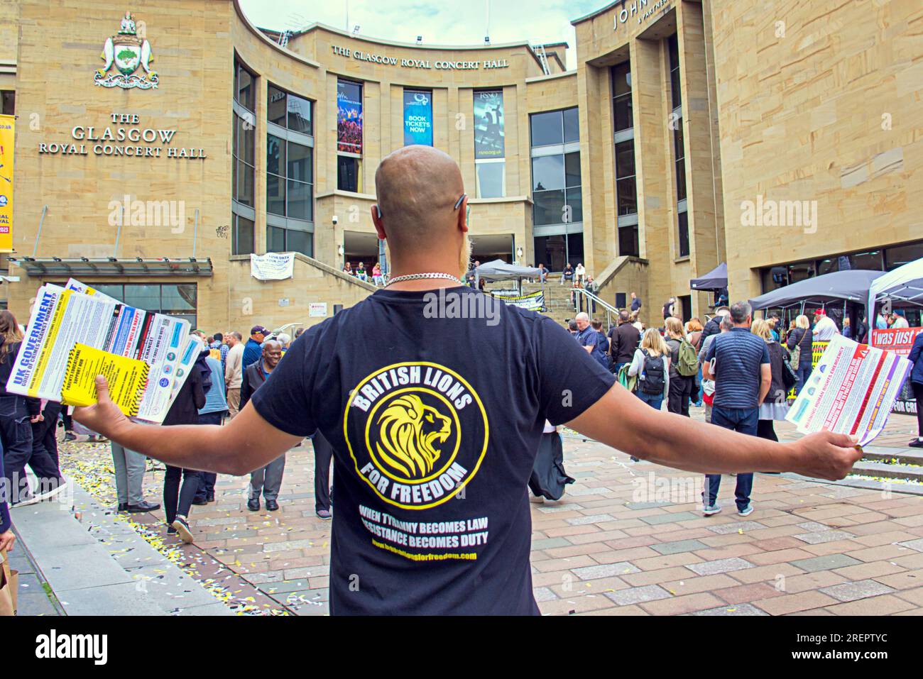 Glasgow, Scozia, Regno Unito 29 luglio 2023. la protesta per la presentazione del nastro adesivo lez e freedom ticker ha visto i cuccioli britannici condurre una protesta contro la società senza contanti e le libertà personali, tra cui ulez sotto lo sguardo della statua del dewar di gordon sui gradini di buchanan nella sala da concerto reale e una presentazione personale dei tuoi diritti con la polizia la legge in via buchanan... Credit Gerard Ferry/Alamy Live News Foto Stock