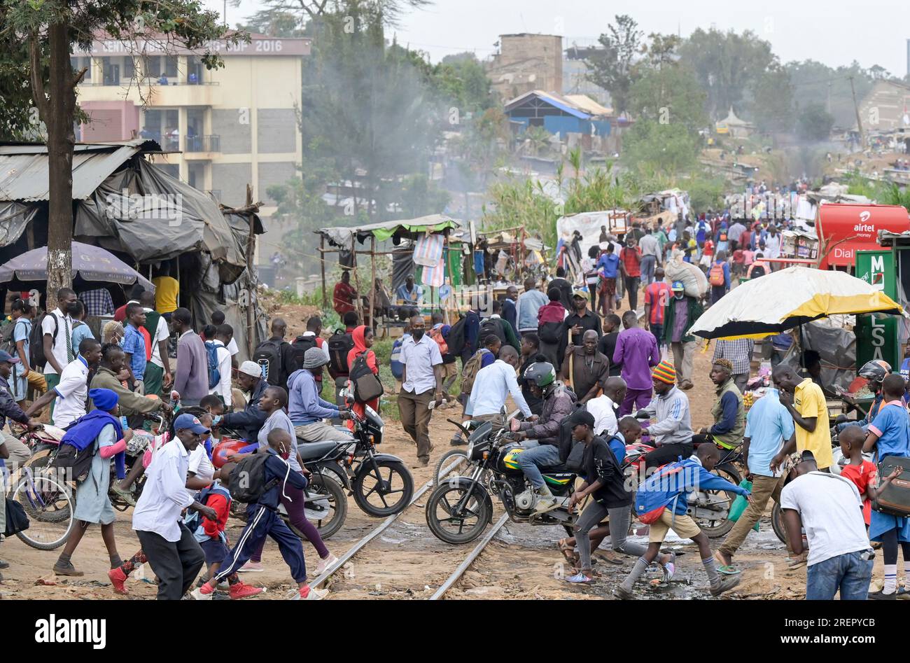 KENYA, Nairobi, Kibera slum, attraversamento ferroviario / KENIA, Nairobi, Slum Kibera, Bahnübergang Foto Stock