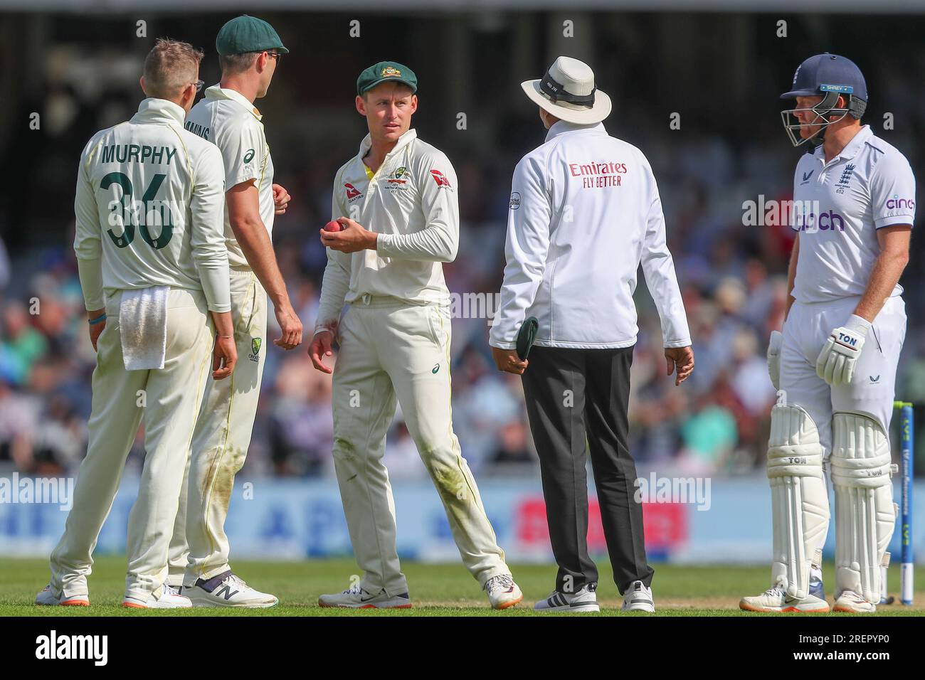 Australia controlla la palla con l'arbitro durante la partita LV= Insurance Ashes Fifth test Series Day Three Inghilterra vs Australia al Kia Oval, Londra, Regno Unito, 29 luglio 2023 (foto di Gareth Evans/News Images) Foto Stock